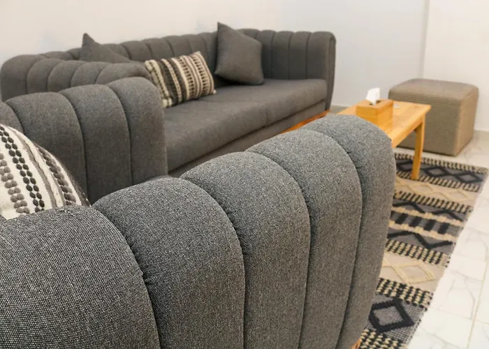 Spacious And Chic 3 Bedroom Beautiful Rooftop Terrace Great Location To Explore شقة *