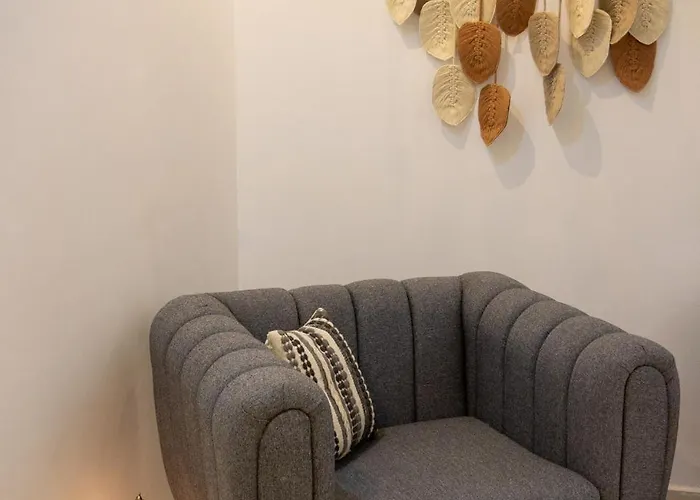 Spacious And Chic 3 Bedroom Beautiful Rooftop Terrace Great Location To Explore شقة *