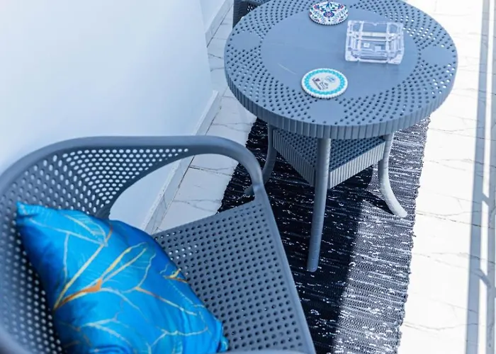 Spacious And Chic 3 Bedroom Beautiful Rooftop Terrace Great Location To Explore شقة