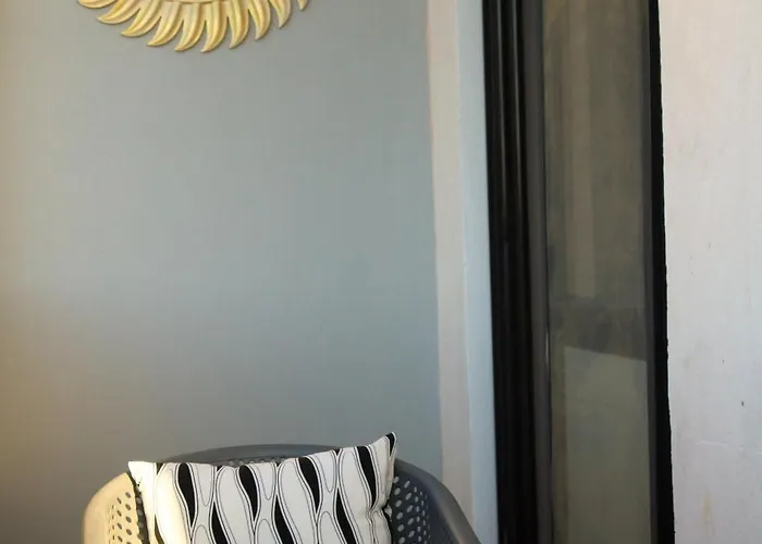 Spacious And Chic 3 Bedroom Beautiful Rooftop Terrace Great Location To Explore شقة *