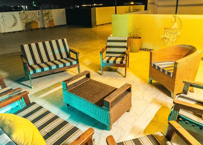 Spacious And Chic 3 Bedroom Beautiful Rooftop Terrace Great Location To Explore