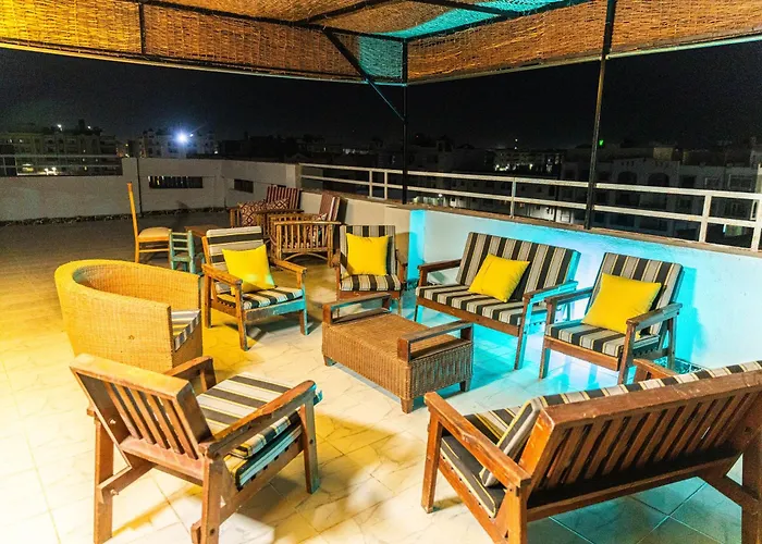Spacious And Chic 3 Bedroom Beautiful Rooftop Terrace Great Location To Explore